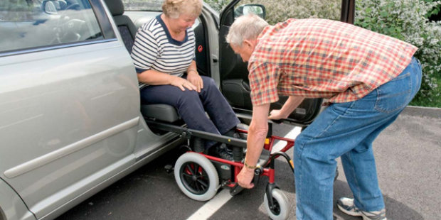 Der Carony ist ein transportabler Rollstuhl und Autositz in Einem, der das Ein- und Aussteigen ohne unnötiges Umsetzen erleichtert. Der Transfer erfolgt vom Untergestell des Rollstuhles über Schienen auf den Schwenksitz. Das Untergestell kann einfach im Kofferraum verstaut werden.