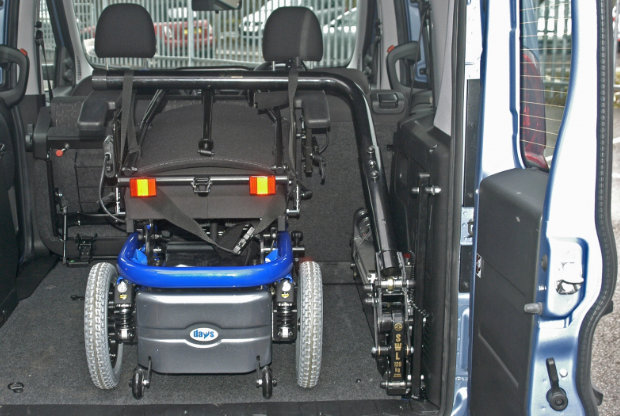 Der ausfahrbare Kofferraumlift von Brig-Ayd hebt 120 kg und ist einfach und sicher mit nur einem Knopfdruck zu bedienen. Die automatische Abfolge kann zu jeder Zeit gestoppt oder rückgängig gemacht werden. Es gibt keinen Bedarf den Rollstuhl oder den Scooter zu lenken. Demnach erlaubt es dem Benutzer standfest zu sein, während des ganzen Einlade – und Ausladeprozesses. Der Kofferraumlift kann in Kombis, Mehrzweckfahrzeugen und Allrad Fahrzeuge verbaut werden